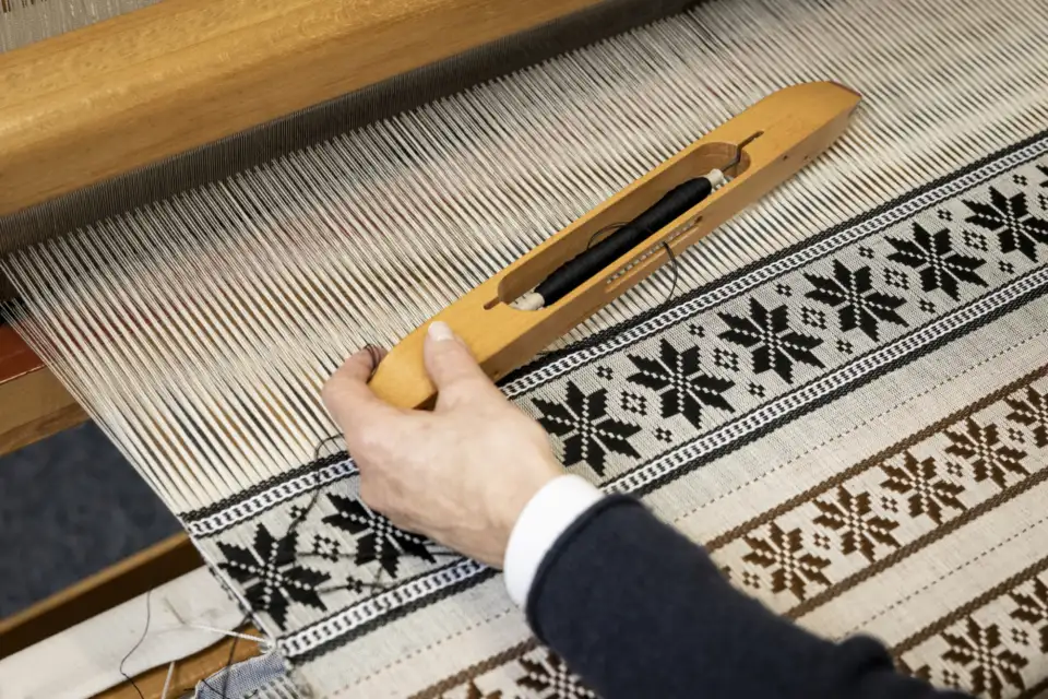 Feine Webkunst in traditioneller Handarbeit