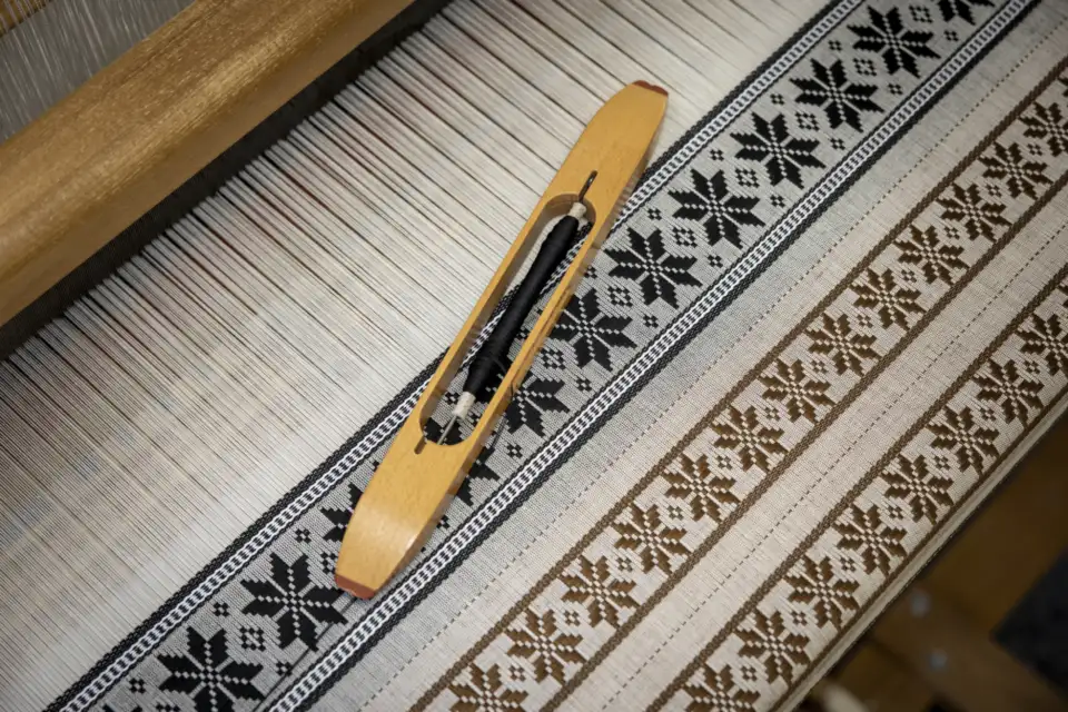 Feine Webkunst in traditioneller Handarbeit