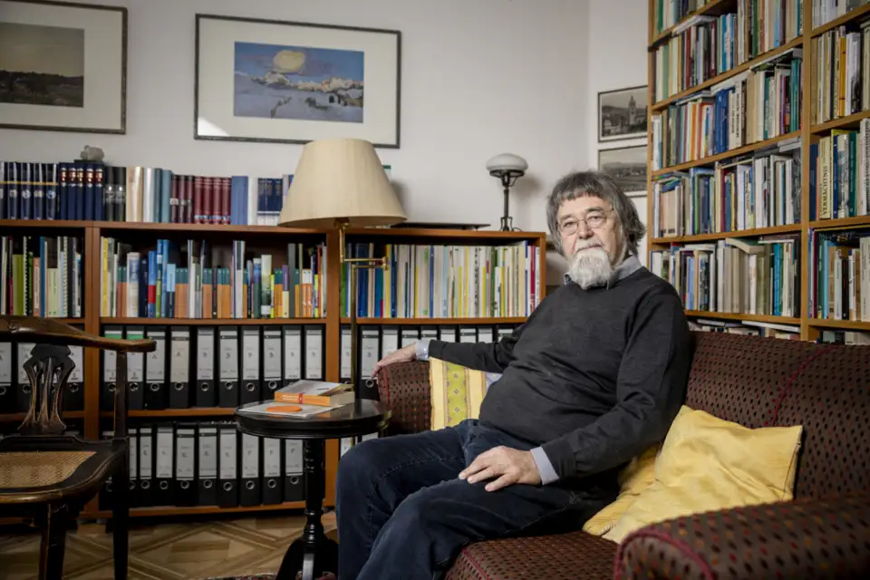 Ein Porträt von Werner Bätzing auf einem Sofa