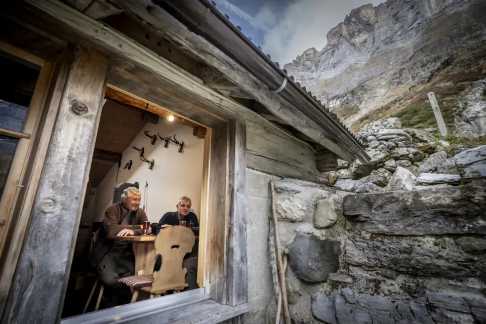 Dres Huber, Otto von Weissenfluh und Chingel Graber in der Jagdhütte