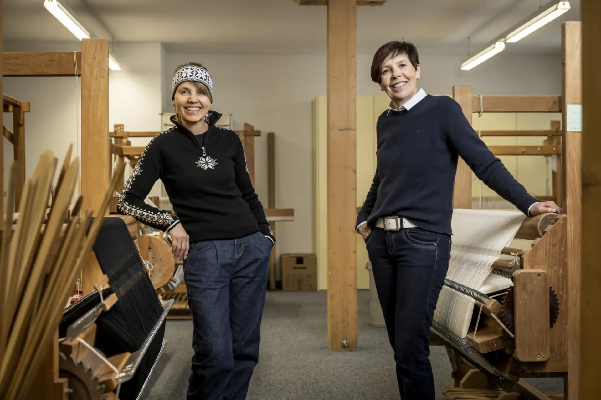 Sabine Bütikofer und Margret Lucek-Anderegg zwischen Webstühlen und Handwerkskunst