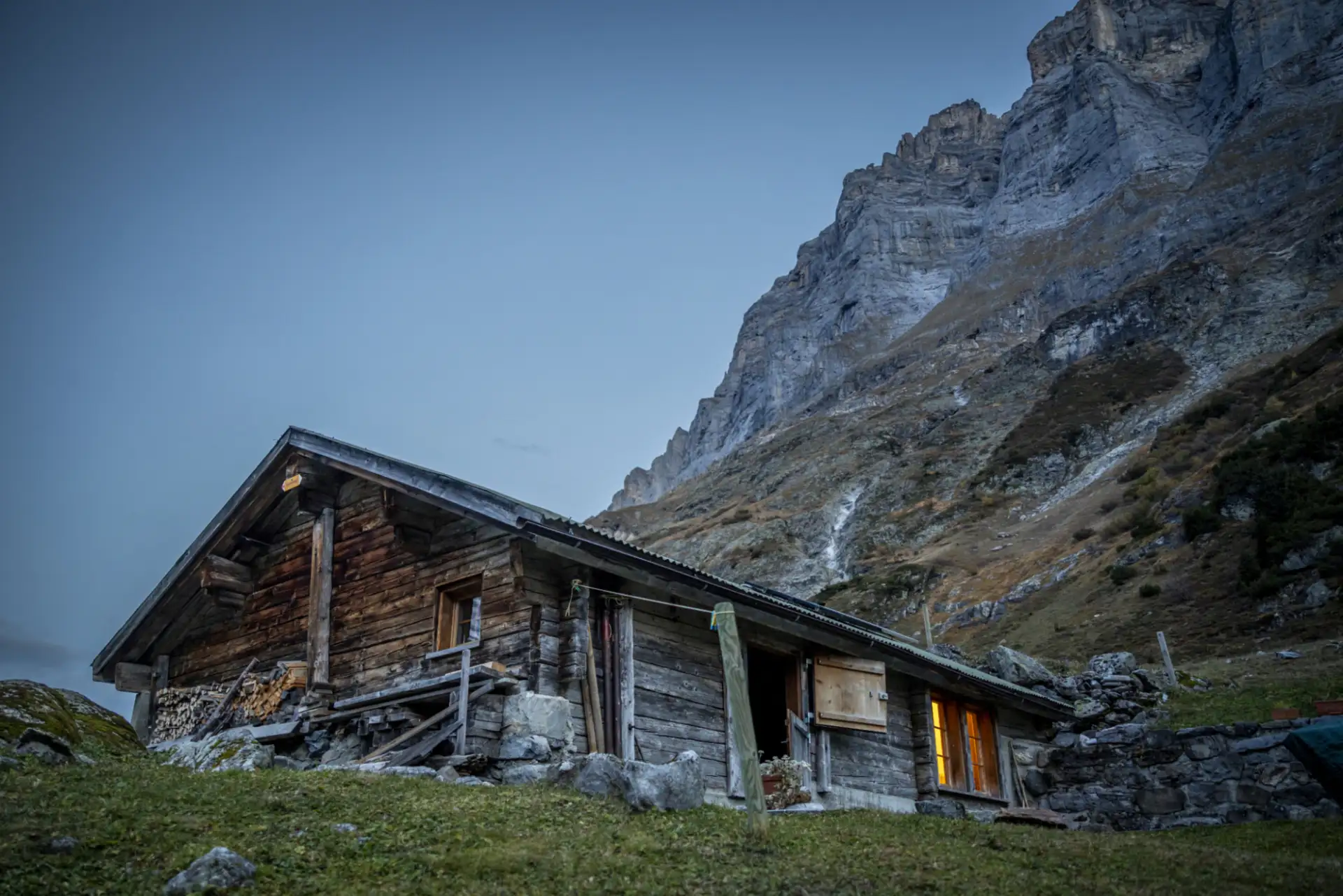 Eine Jagdhütte in einer Alpenlandschaft