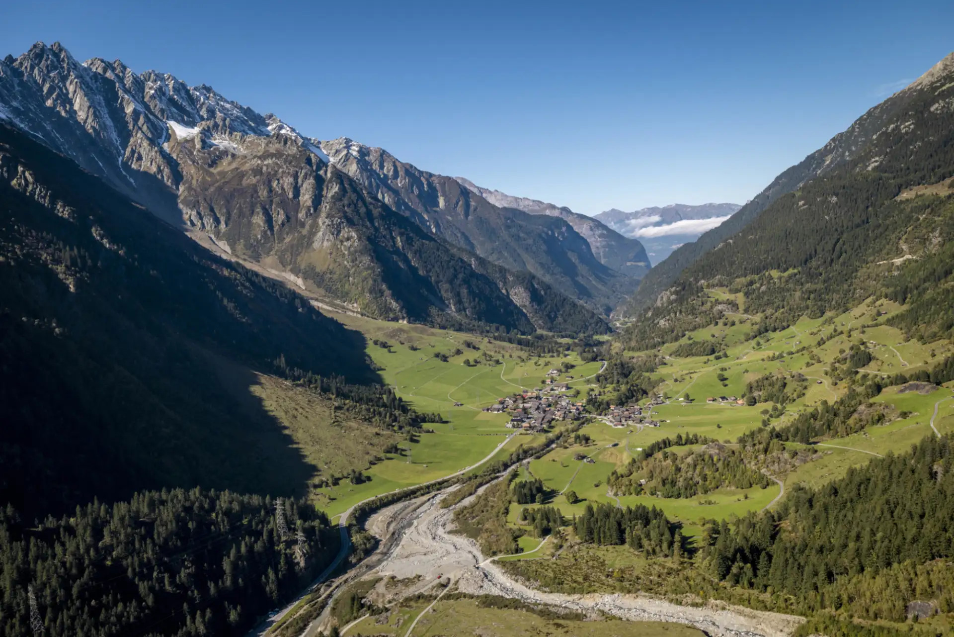Blick auf Murgang Rotlaui und Guttannen talauswärts