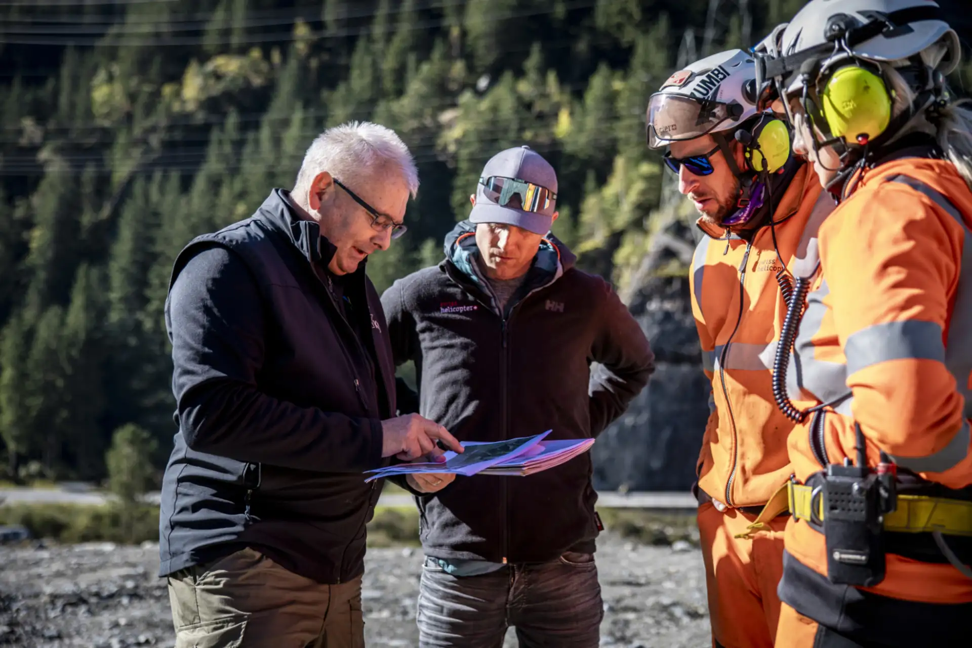 Daniel Bürki, KWO, im Gespräch mit Helikopterpiloten