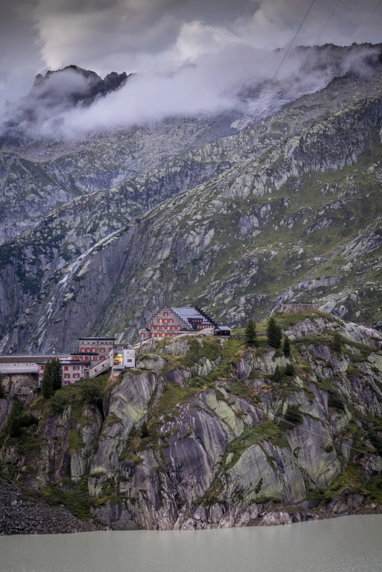 Grimselnollen und Historisches Alpinhotel Grimsel Hospiz mit Talstation Sidelhornbahn