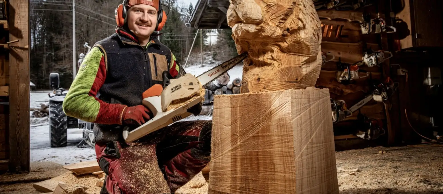 Elias Rieder bearbeitet Holzskulptur