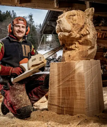 Elias Rieder bearbeitet Holzskulptur
