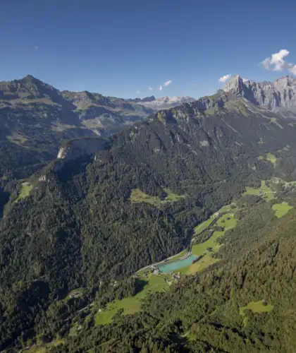 Blick ins Gadmental und auf das Ausgleichsbecken der KWO in Fuhren.