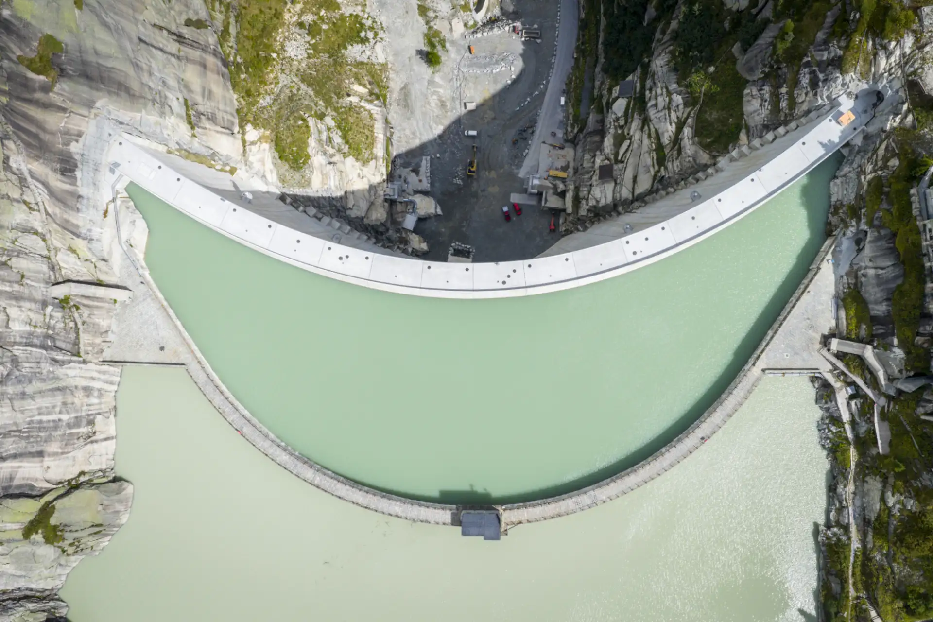 Neue und alte Staumauer Spitallamm beim Grimselsee.