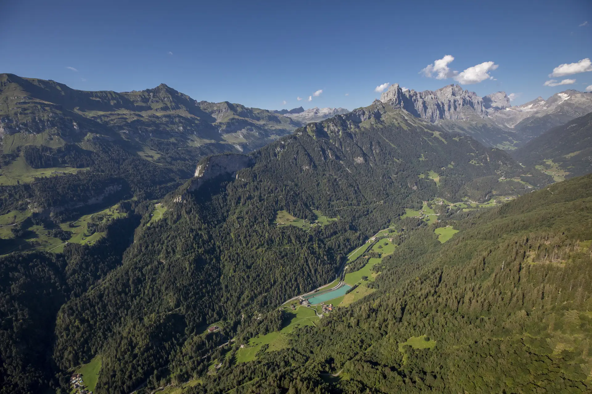 Blick ins Gadmental und auf das Ausgleichsbecken der KWO in Fuhren.