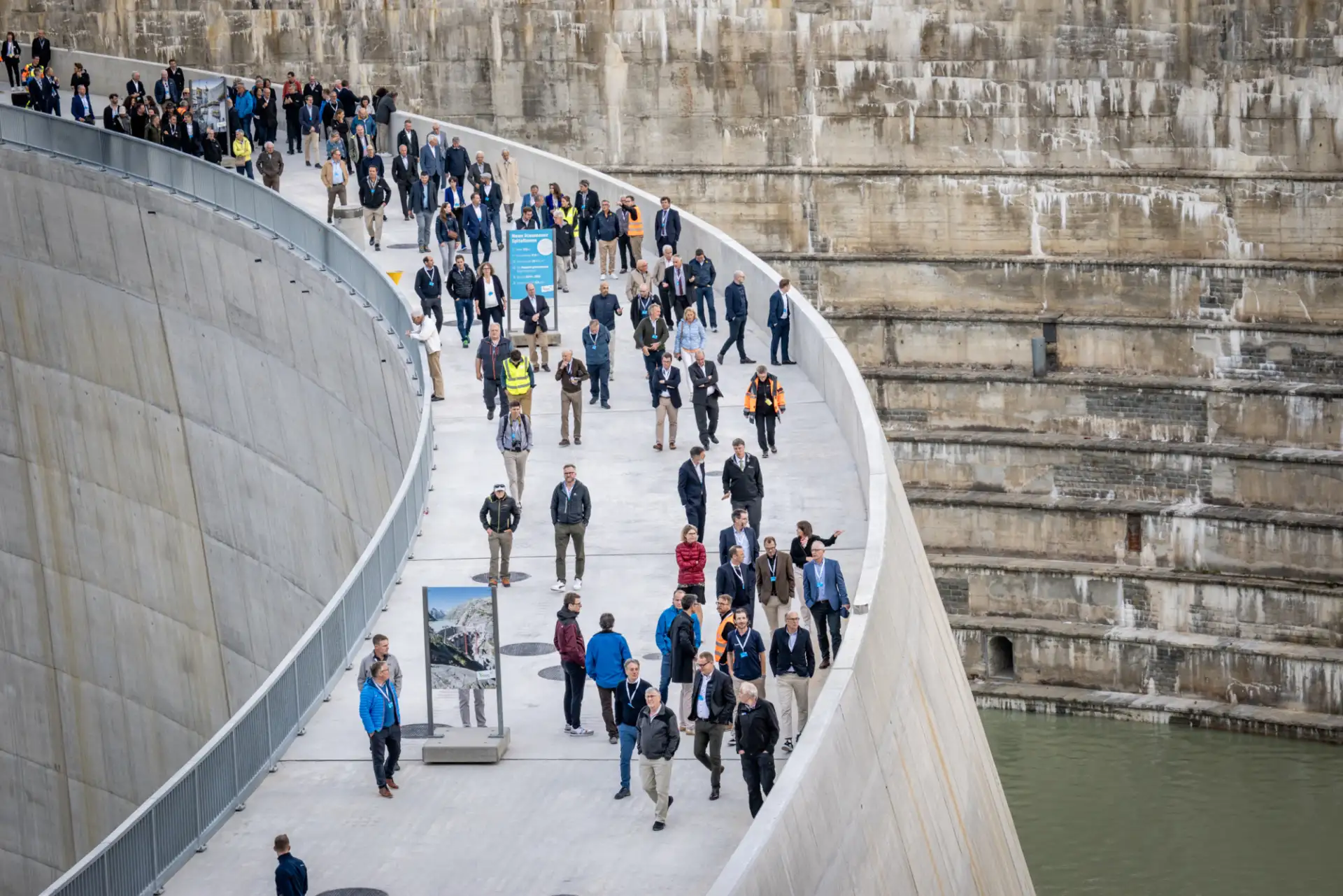 Gäste an der Jubiläumsfeier der KWO am 20. Juni 2025 auf der neue Staumauer Spitallamm.